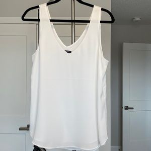 RW&CO. White V-Neck Sleeveless Tank Top